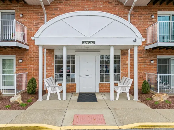 202 Clubhouse Dr, Washington, PA 15301