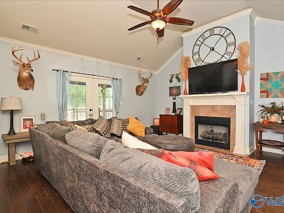 5th image of 409 Pembrooke Cir SE