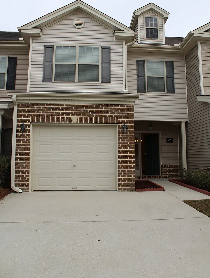 Like New town home centrally located to Ft. Stewart, HAAF,and Savannah — Photo 1