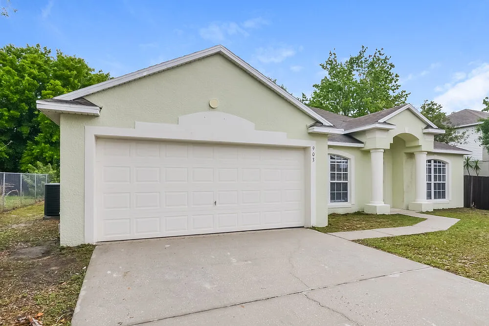 4 bed, 2.0 bath, 2196 sqft, $2,335 — Photo 3
