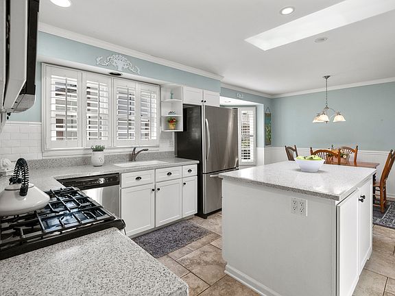 4th image of 1033 Wheaton Oaks Dr