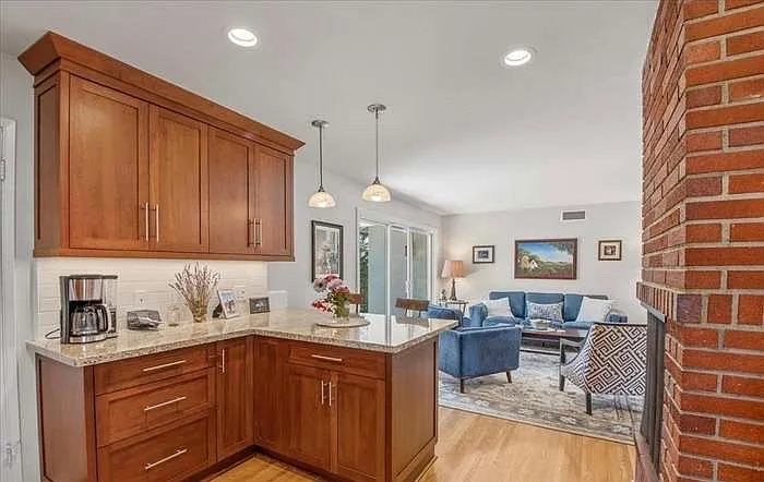 118 N Ashford Pl — Photo 4