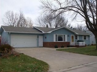 1418 Country Club Dr, Pella, IA 50219
