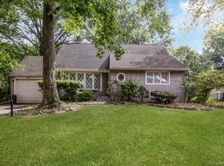 34 Midland Rd, Roslyn Heights, NY 11577