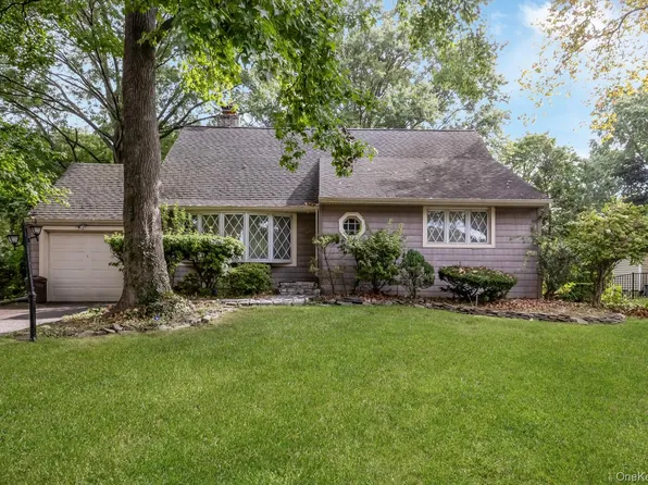 34 Midland Road, Roslyn Heights, NY 11577