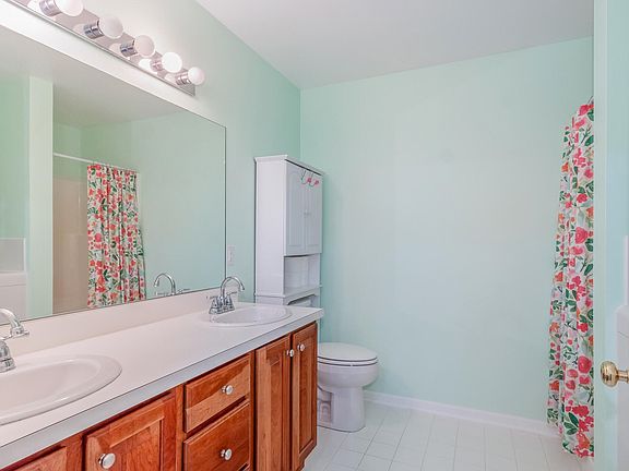 3rd image of 921 Oak Brook Dr