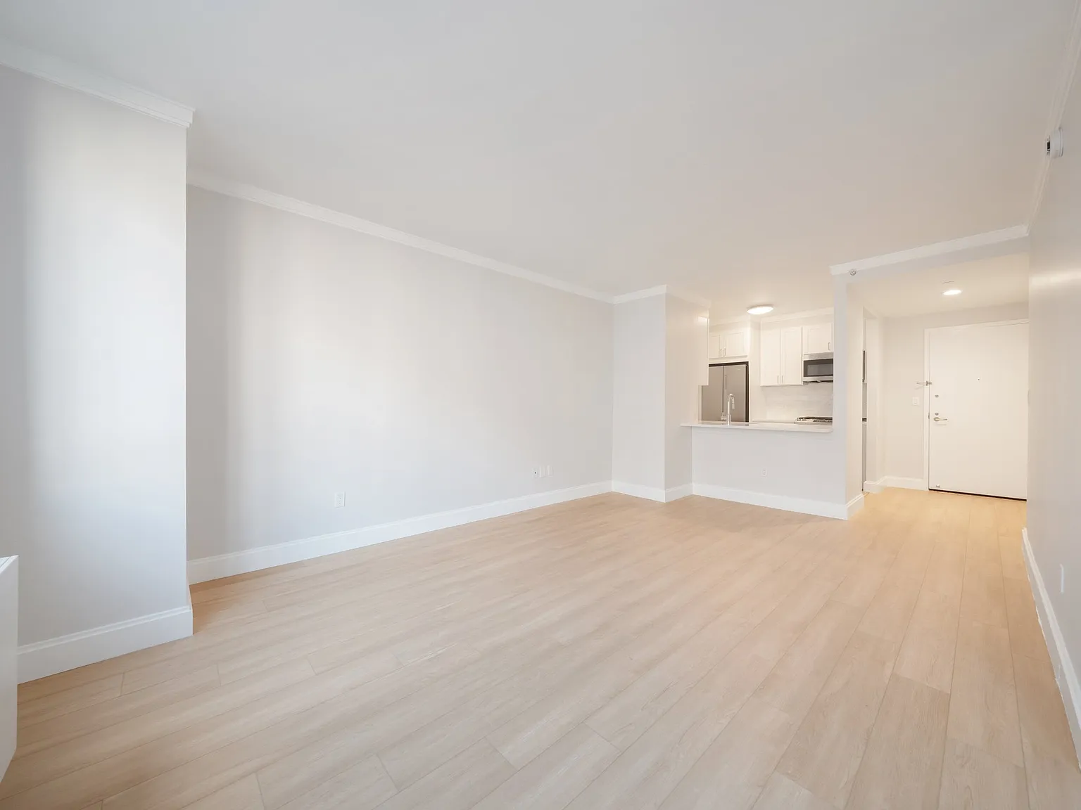 140 Riverside Boulevard — Photo 2