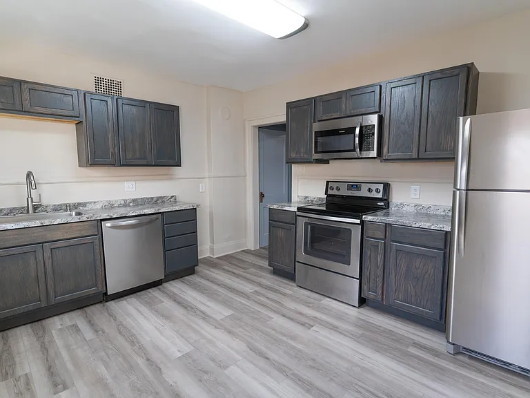 209 Clinton St — Photo 7