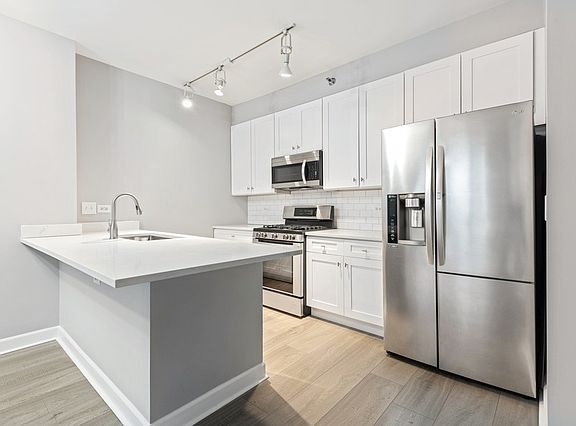 5th image of 330 N Jefferson St APT 1106