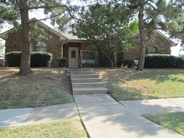 1st image of 998 Camden Dr