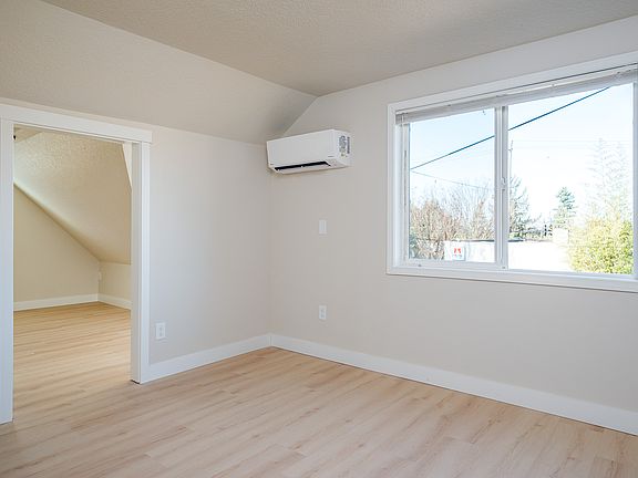 5th image of 7414 N Albina Ave APT B