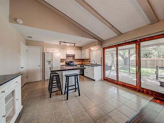 3rd image of 638 Cranbrook Park