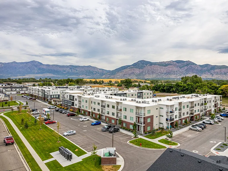 11 West Apartments & Townhomes — Photo 13