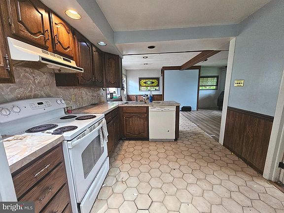4th image of 1256 Surrey Rd