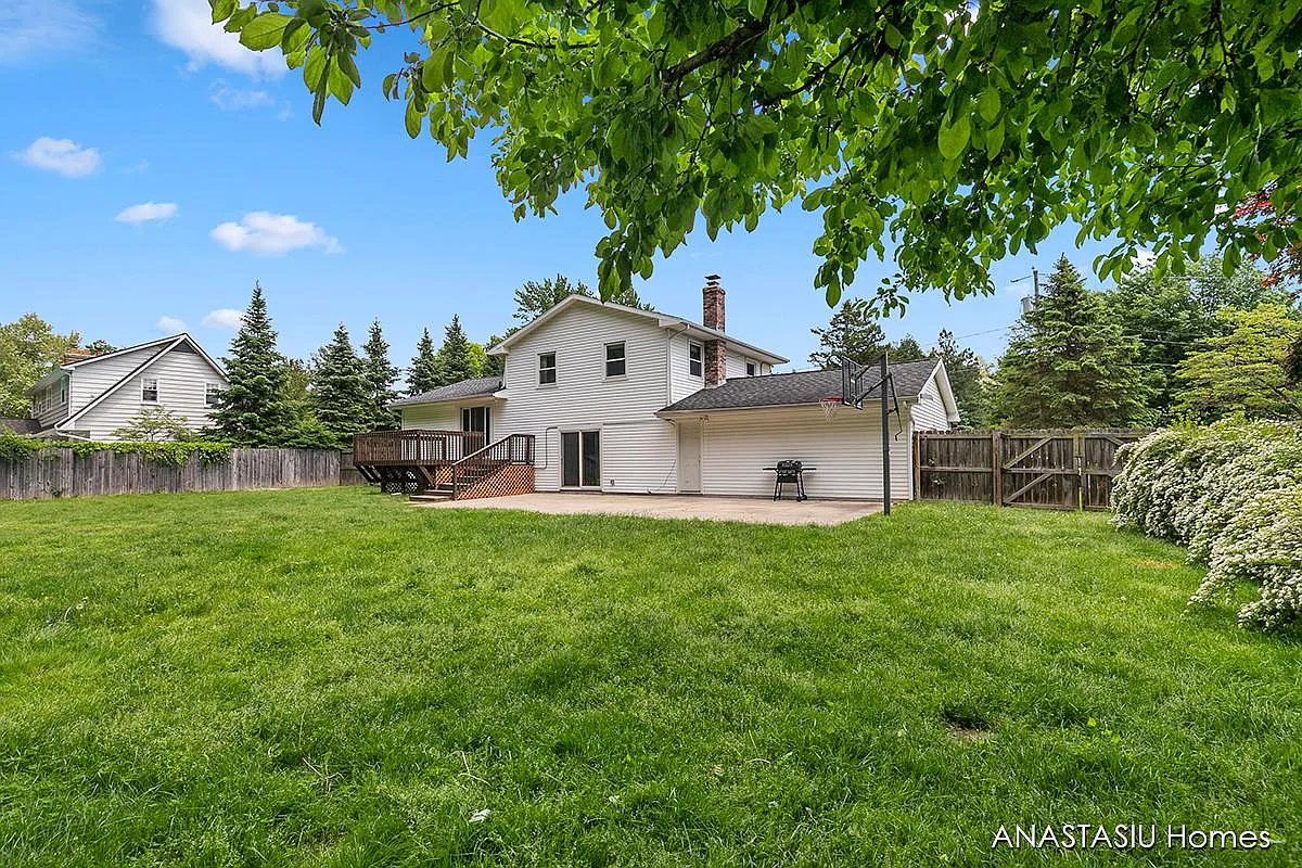 Private, fenced in Backyard with Shed - 5643 Far Hill Dr SE