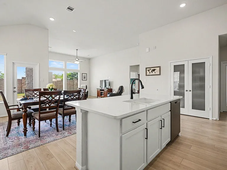 2214 Lierna Dr — Photo 7
