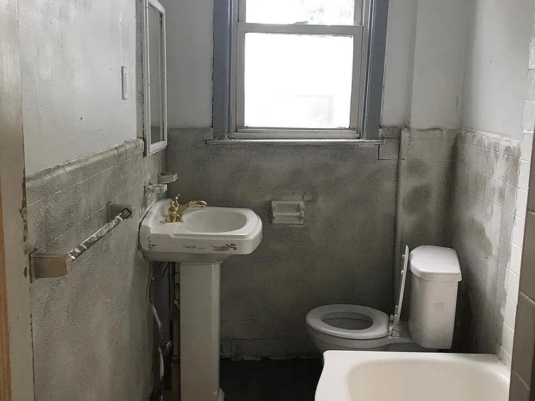 932 W 8th St — Photo 17