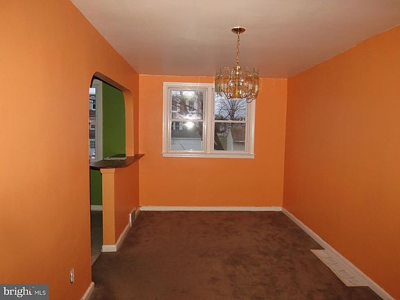 5th image of 810 Surrey Ln