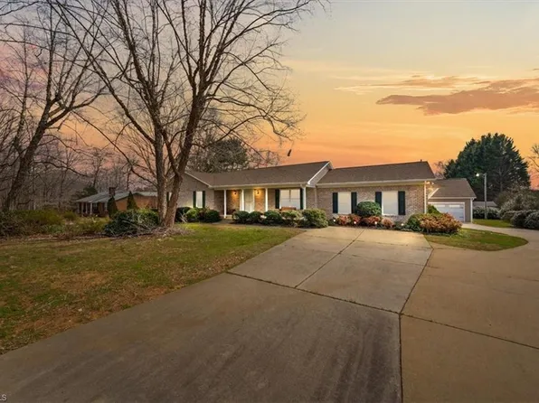 8997 Pepper Ridge Ct, Oak Ridge, NC 27310