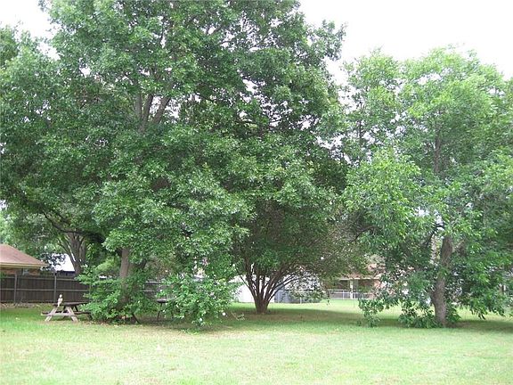 2nd image of 220 Oakridge Blvd