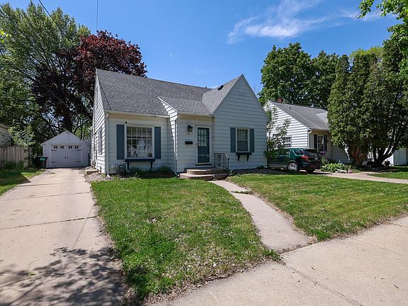 3rd image of 1111 4th Ave SE