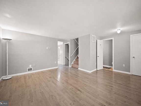 4th image of 10 Redlin Ct
