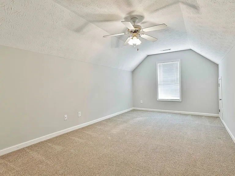 105 Edgemoore Ln — Photo 18