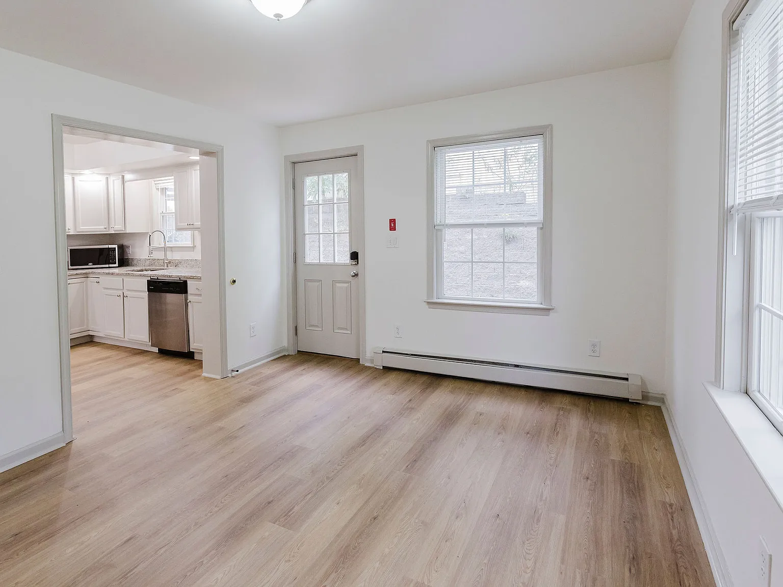 5 bed, 3.5 bath, 1821 sqft, $5,200 — Photo 2