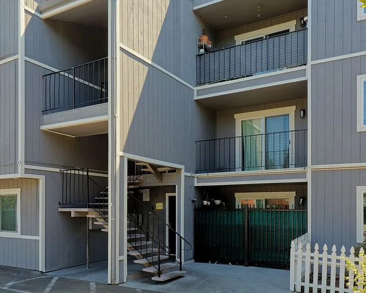 3024 Fruitvale Ave — Photo 3