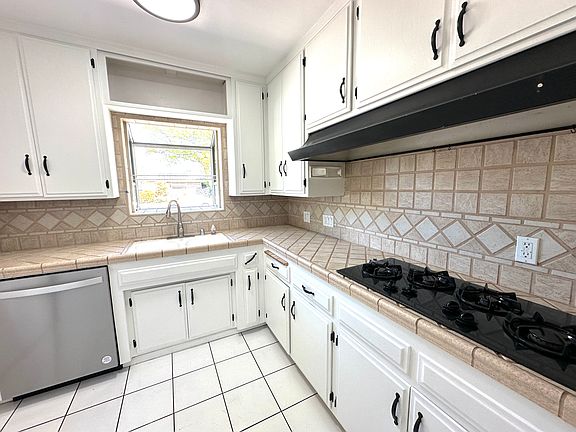 4th image of 17400 Leadwell St