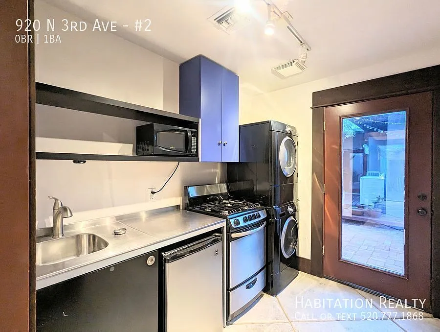 West University Area, modern Studio/1Bath, with a shared yard and parking! — Photo 2