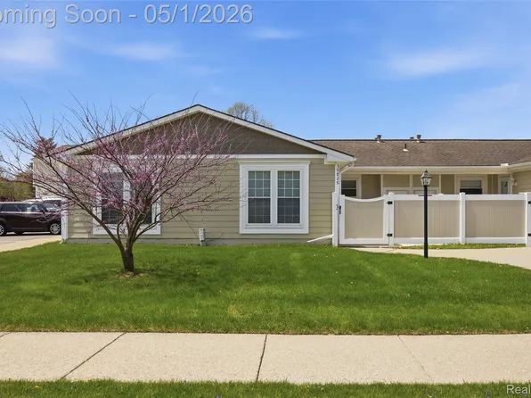 39826 Village Wood Cir, Novi, MI 48375
