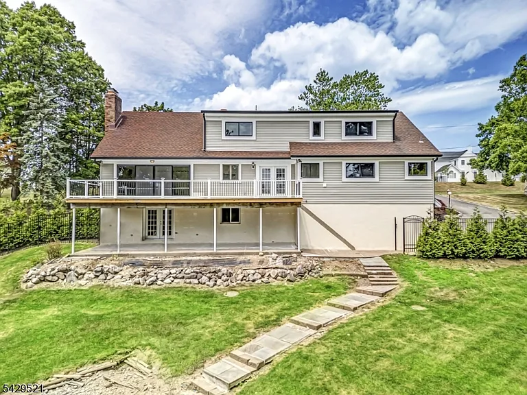 136 Carlough Rd — Photo 32