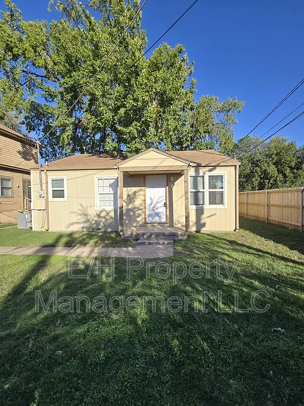 1 bed, 1.0 bath, 700 sqft, $900 — Photo 1