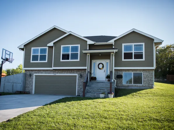 209 Starlight Ln, Manhattan, KS 66503