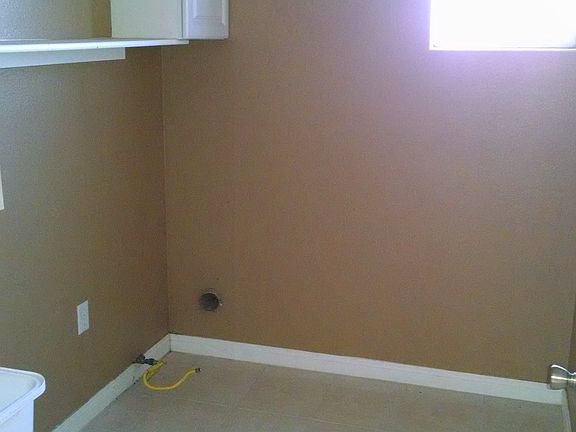 laundry room w/hookups