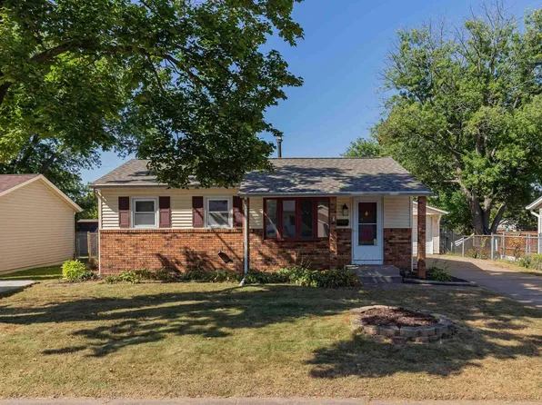 3604 Welshire Dr, Bettendorf, IA 52722