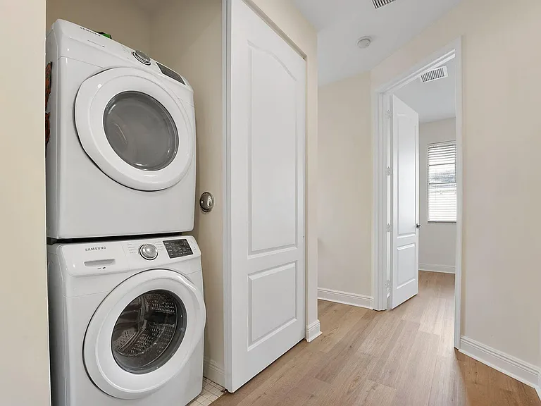 560 NW 39th Cir #560 — Photo 30