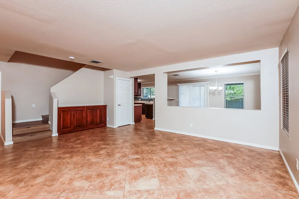 3 bed, 2.5 bath, 2010 sqft, $1,960 — Photo 4