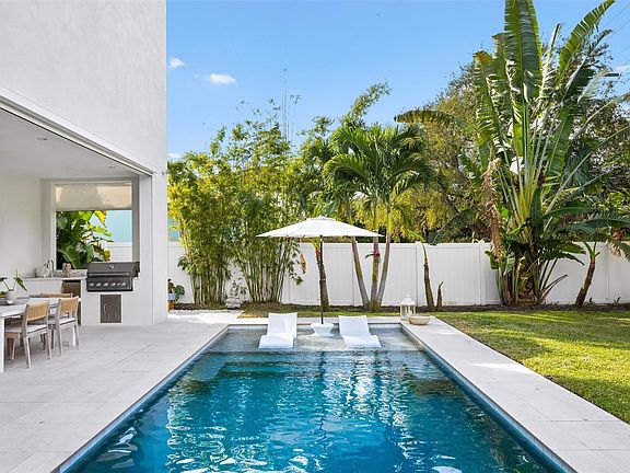 3rd image of 1405 NE 4th Avenue