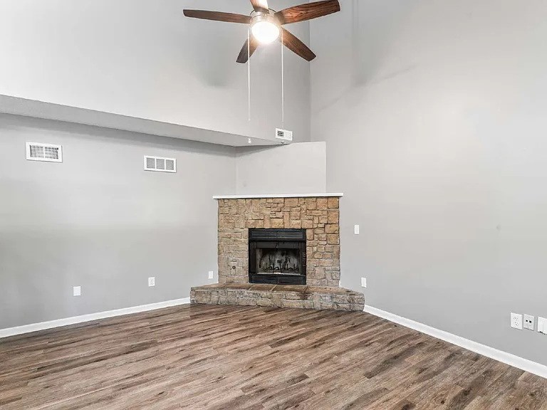 1322 N Harvey Dr — Photo 5