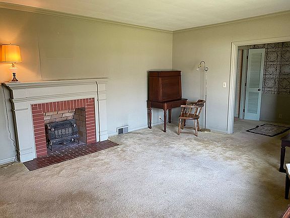5th image of 102 Sterling Ave