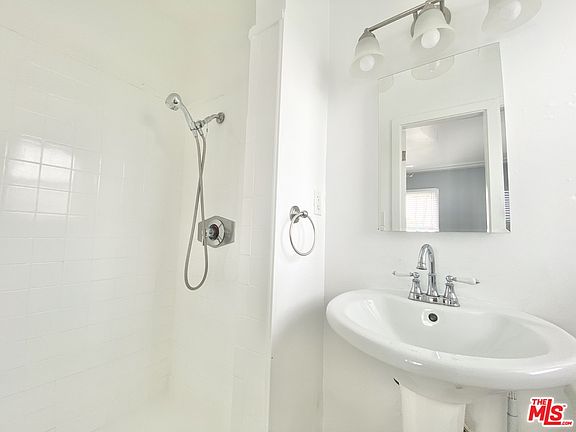 3rd image of 851 S Kenmore Ave #23A