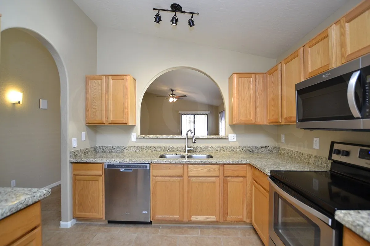 3 bed, 2.0 bath, 1562 sqft, $2,199 — Photo 4