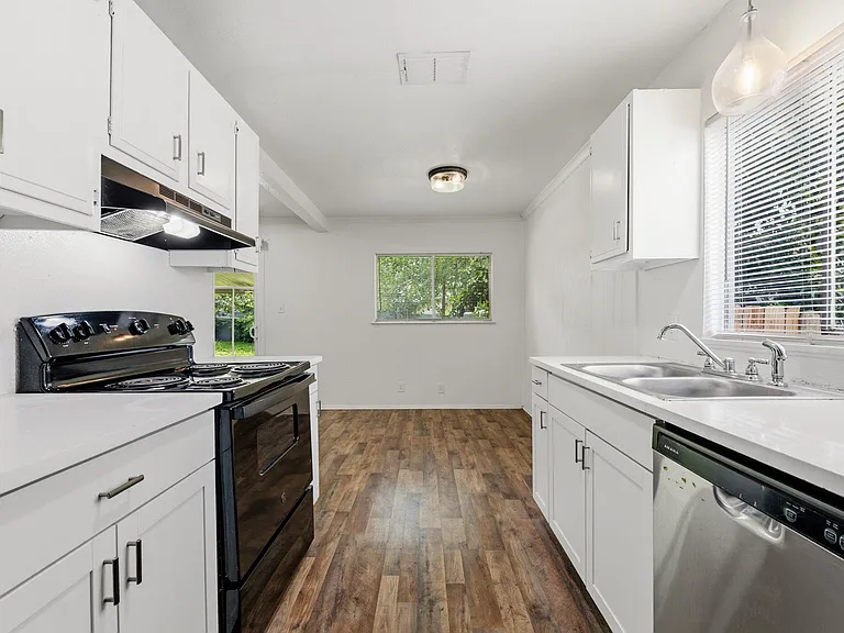 6601 Stonleigh Pl — Photo 7