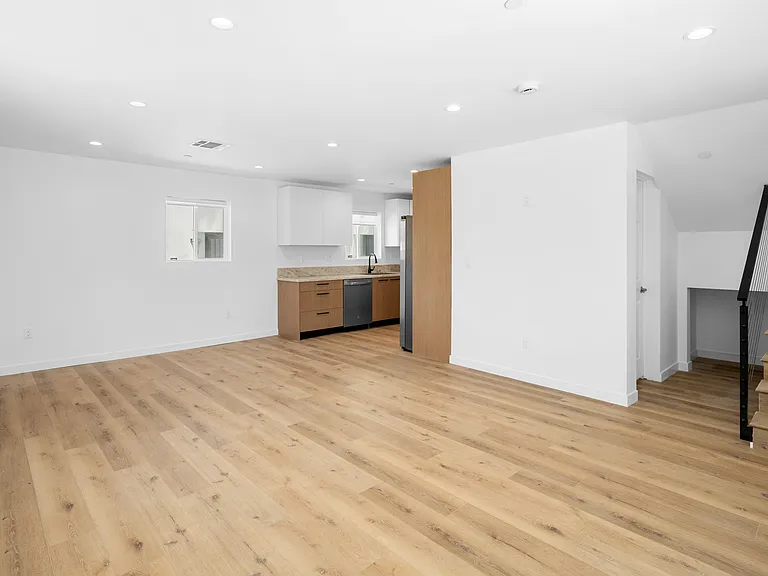 11047 Yarmouth Ave #47 — Photo 8