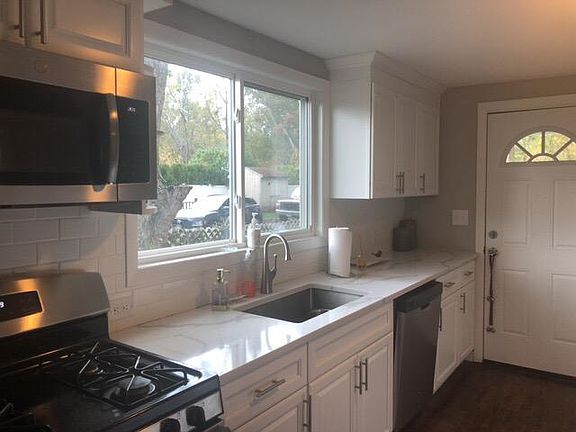 5th image of 138 Naubuc Ave