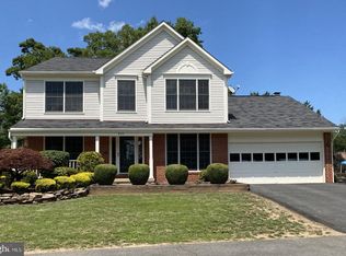 8211 Crackling Fire Dr, Gainesville, VA 20155