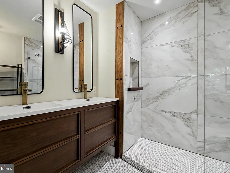 2105 Glencourse Ln — Photo 35