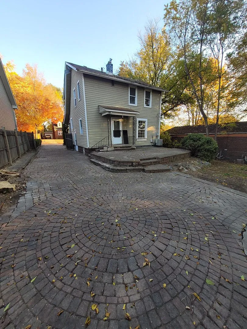 23480 Buckingham St photo 1